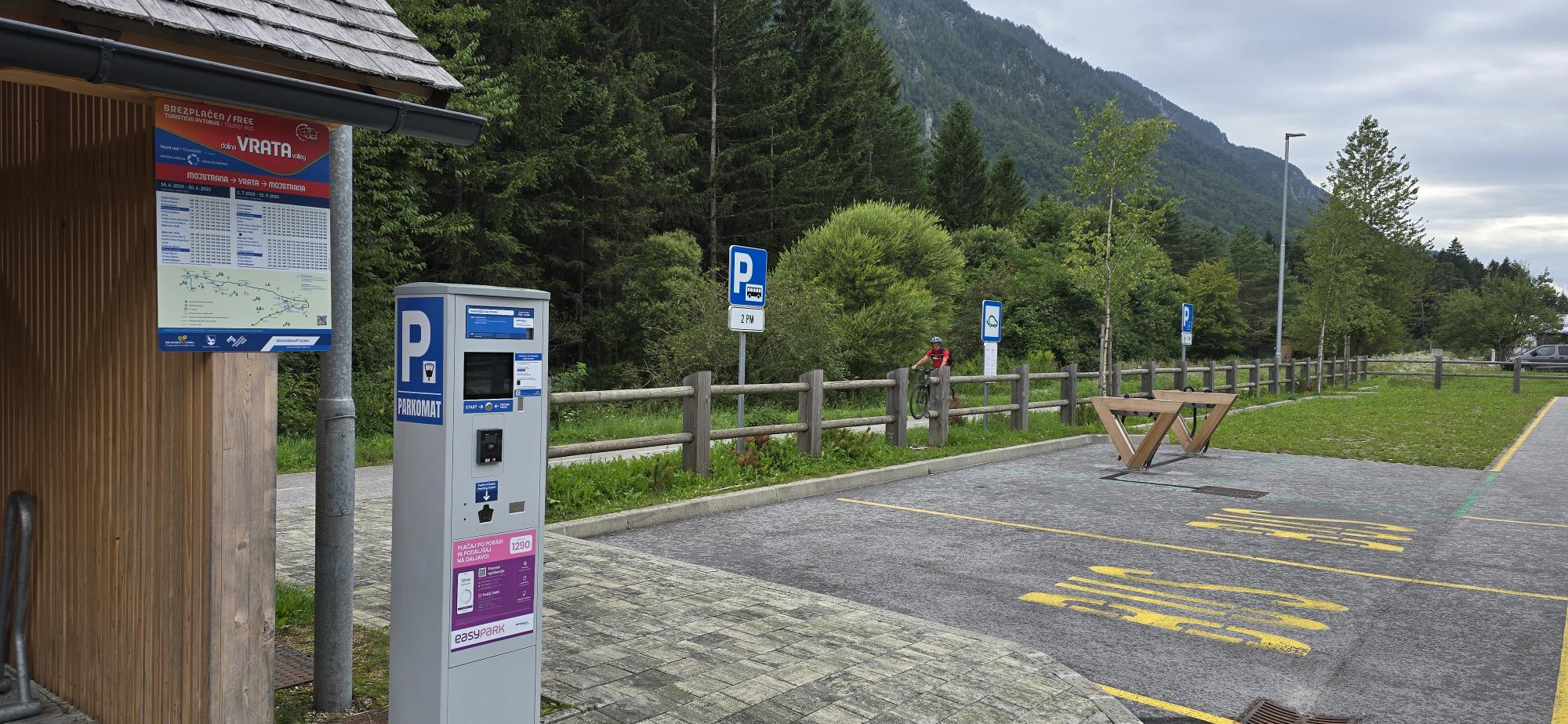 E-polnilnice za kolesa na parkirišču v Mojstrani